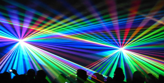 jeu de lumière laser en boite de nuit